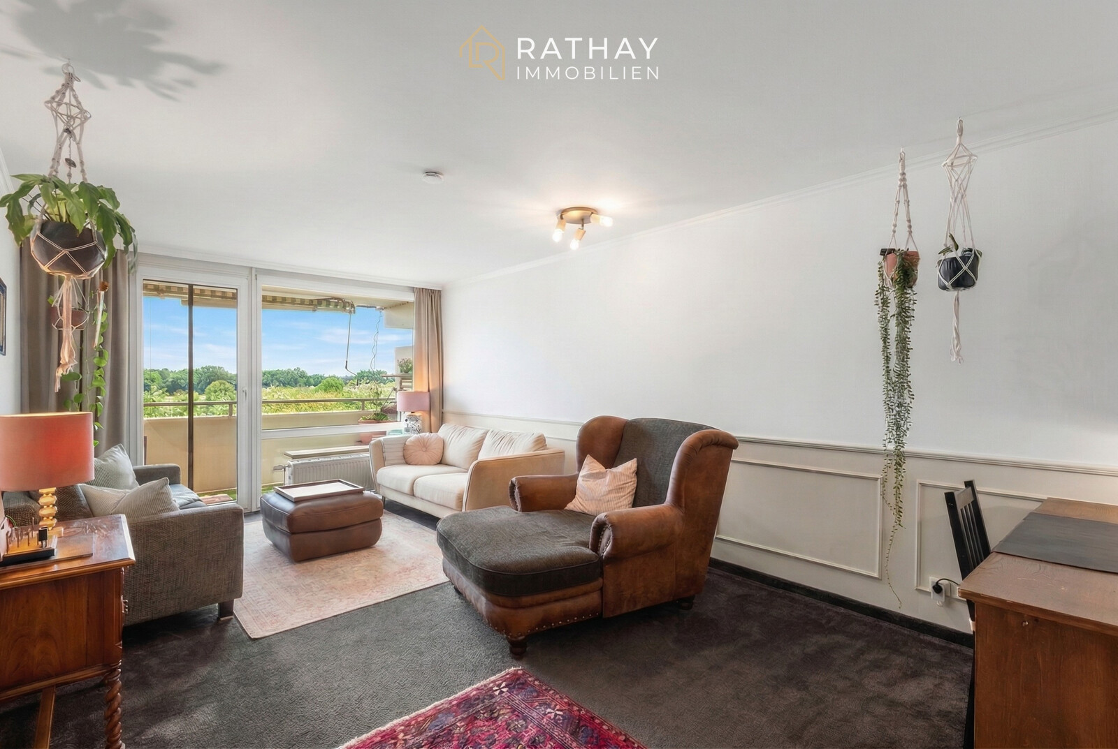 Read more about the article Ruhige 3-Zimmer-Maisonette mit Fernblick, Südbalkon, Loggia und 2 TG-Stellplätzen