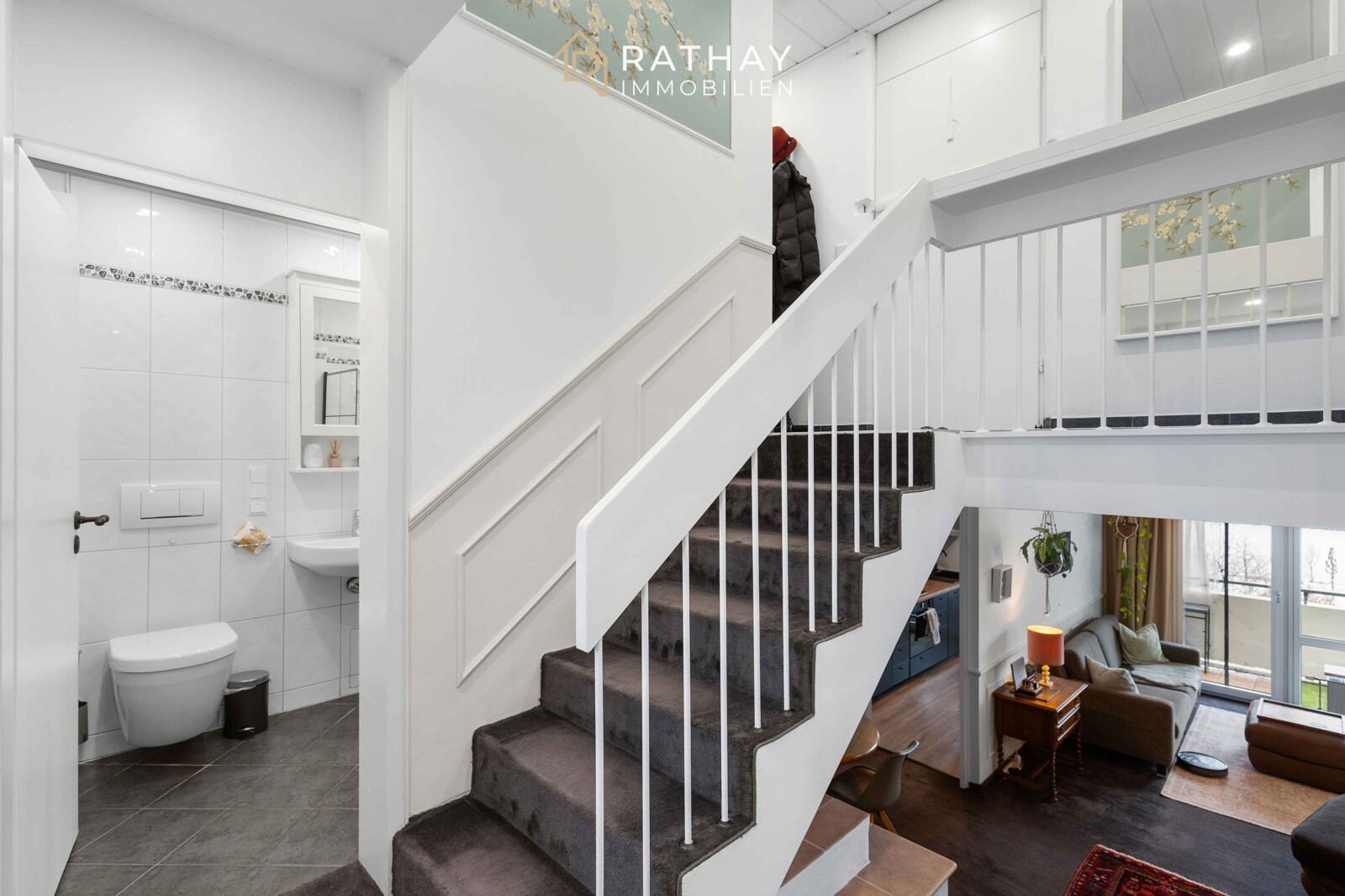 Mehr über den Artikel erfahren Wohntraum über zwei Ebenen: Ruhige 3-Zimmer-Maisonette mit Südloggia, Fernblick & 2 TG-Stellplätzen